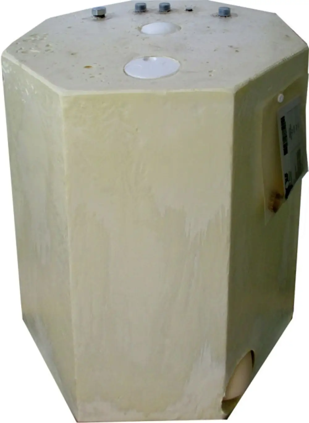Warmwasser-Schichtenspeicher in sechseckiger Form, oberseitig mit mehreren Anschlüssen. Produkt von Wolf, geeignet für die Speicherung von Warmwasser.